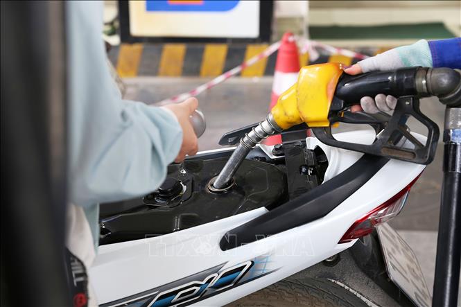 Mua, bán xăng tại điểm kinh doanh xăng dầu Petrolimex trên đường Trần Hưng Đạo, quận Hoàn Kiếm, Hà Nội. Ảnh: Lê Đông/TTXVN