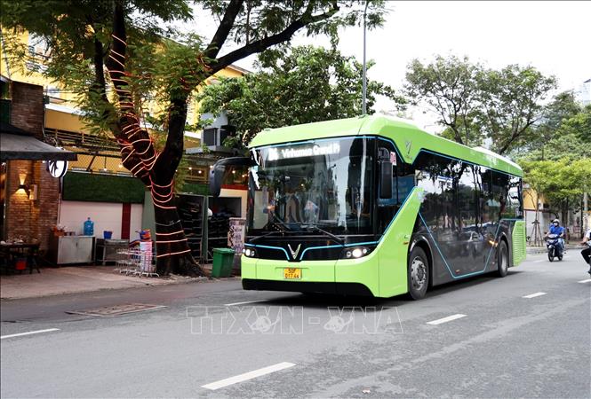 Xe bus điện lưu thông trong khu vực trung tâm TP Hồ Chí Minh. Ảnh: Hồng Đạt/TTXVN