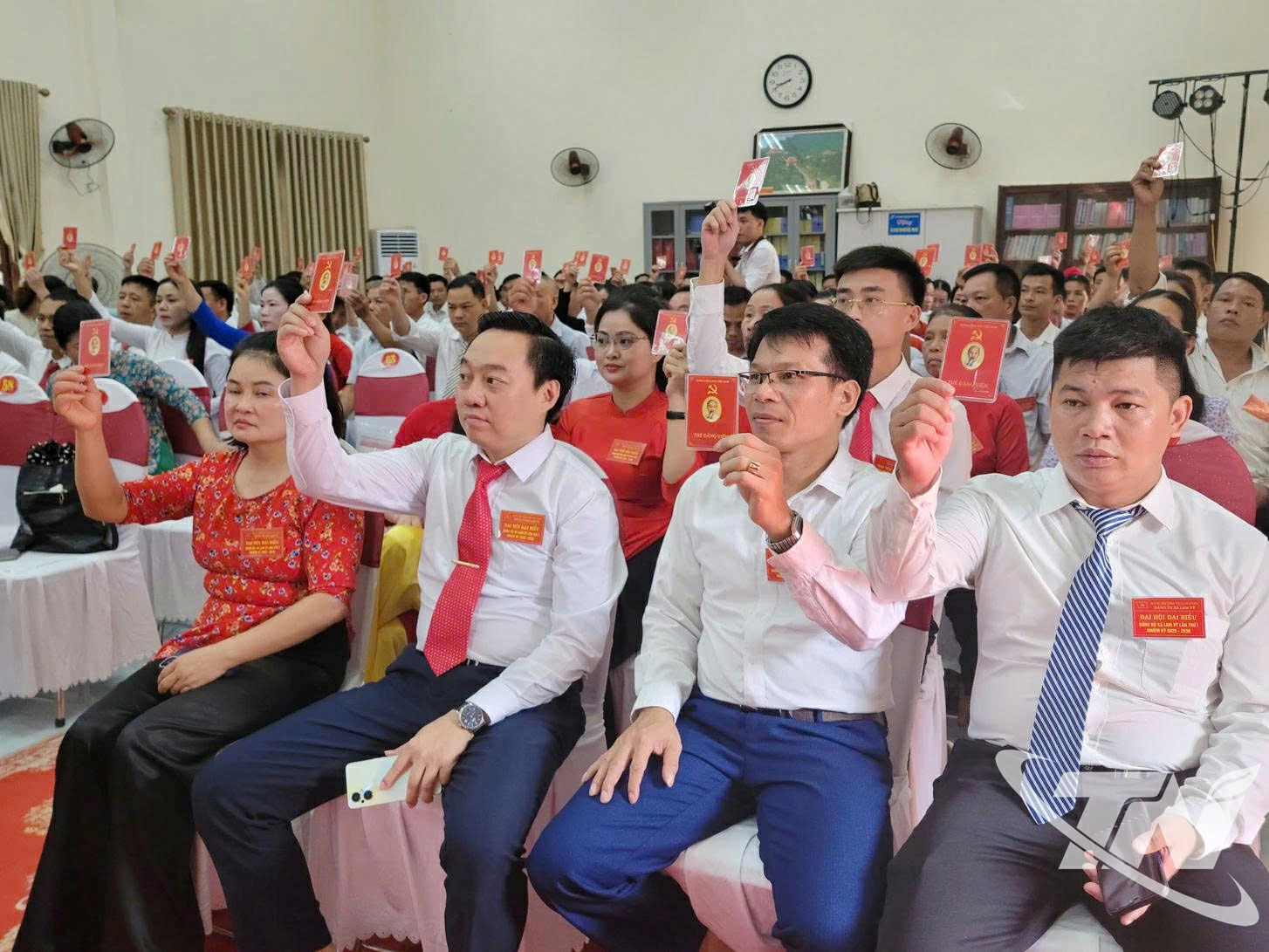 Đại biểu biểu quyết tại Đại hội.