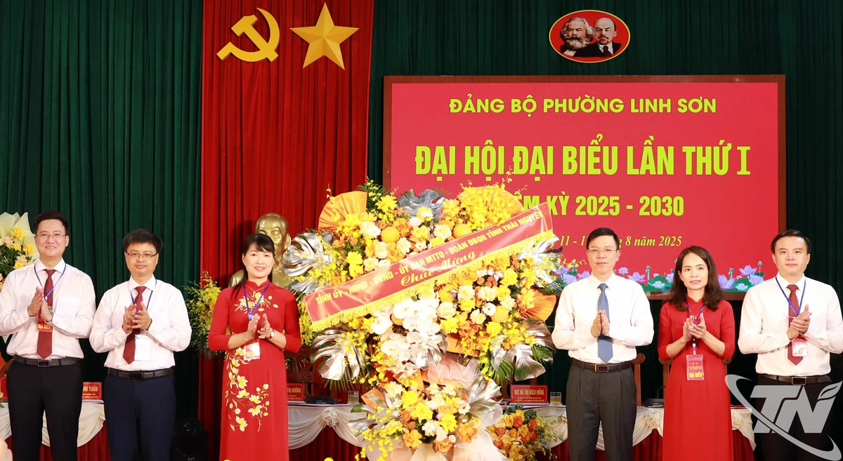 Đồng chí Dương Văn Tiến, Ủy viên Ban Thường vụ, Trưởng ban Tổ chức Tỉnh ủy tặng hoa chúc mừng Đại hội.