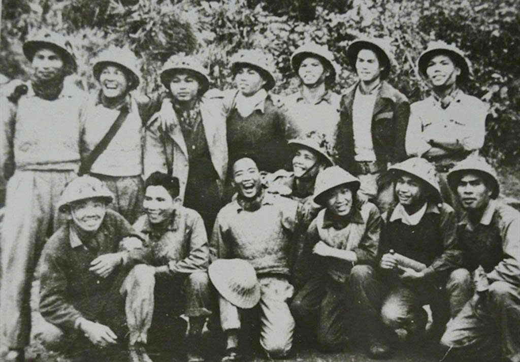 Đồng chí Kim Sơn (hàng ngồi, thứ 3 từ phải qua) cùng chiến sĩ giải phóng quân. Ảnh: Tư liệu