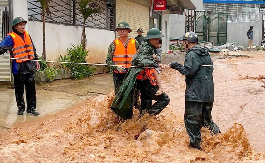 Lực lượng chức năng đưa người dân ra khỏi vùng nguy hiểm. (Ảnh: VGP)