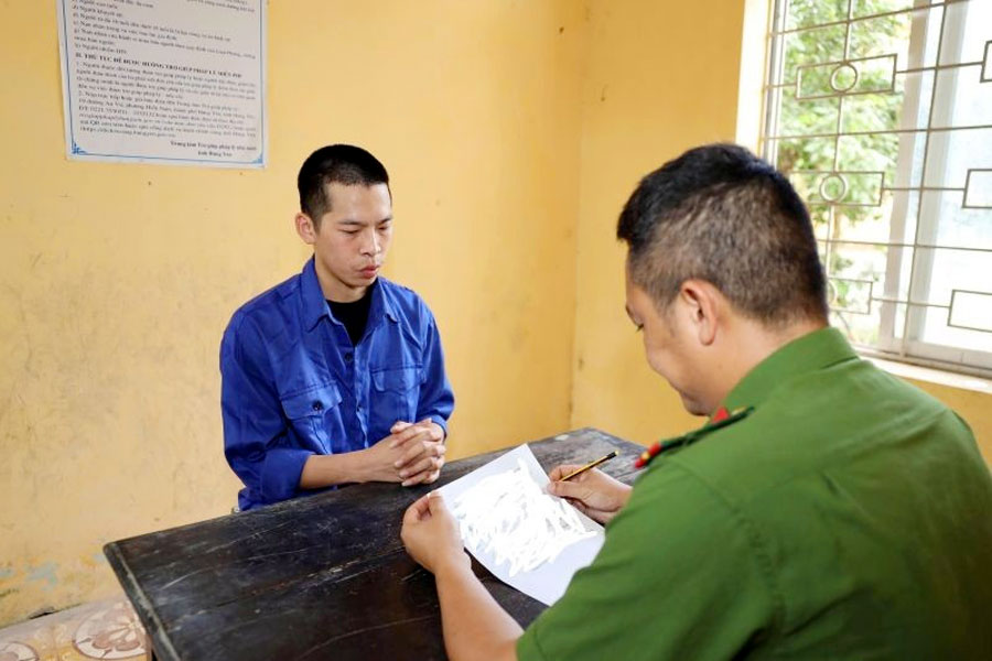 Cán bộ Công an tỉnh Hưng Yên lấy lời khai của đối tượng bị bắt trong vụ án lừa đảo đầu tư tiền ảo.