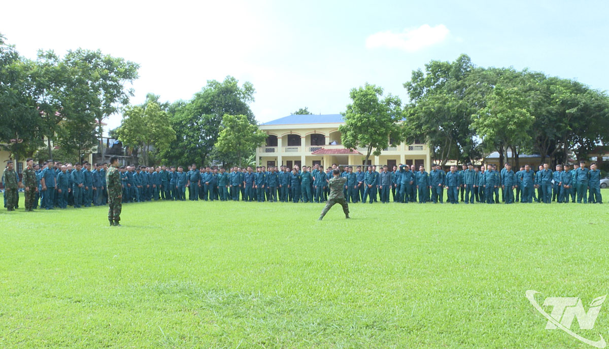 Lực lượng Dân quân cơ động các đơn vị thi đua trong huấn luyện.