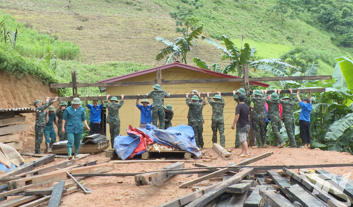 Cán bộ, chiến sĩ Trung đoàn 750, Bộ CHQS tỉnh Thái Nguyên, thi đua trong xóa nhà tạm cho đồng bào thôn Khuổi Mạn, xã Bằng Thành.