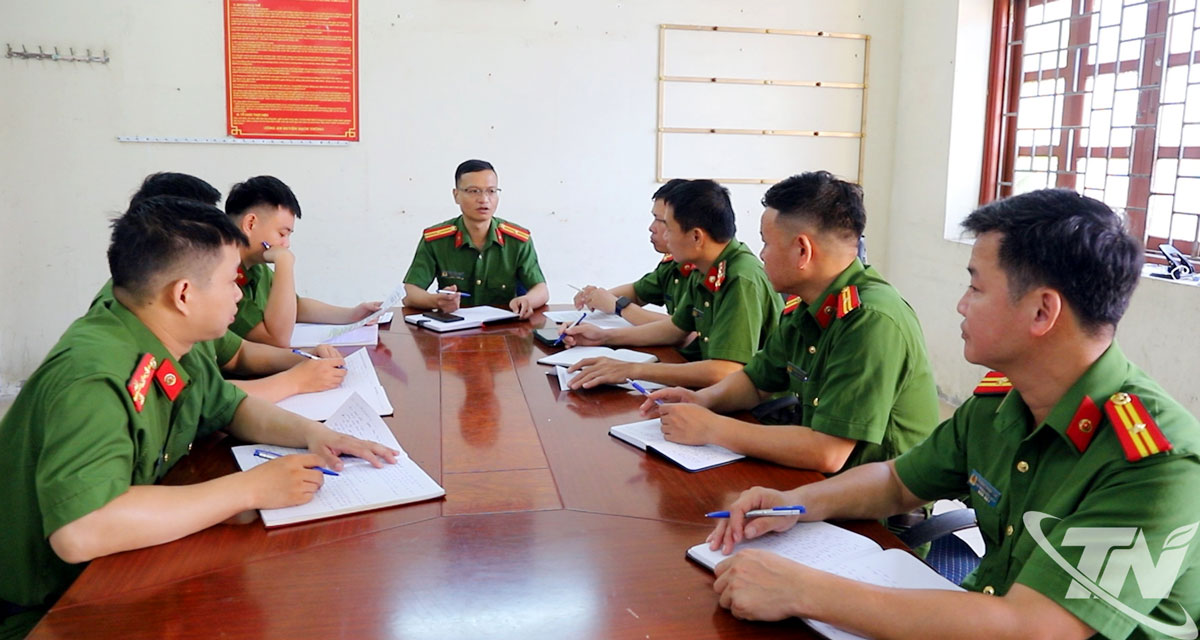 Thiếu tá Bàn Phúc Minh (ngồi giữa) chủ trì giao nhiệm vụ tại đơn vị.