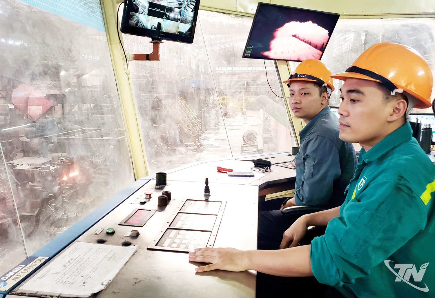 Sản xuất thép cán tại Công ty CP Gang thép Thái Nguyên.