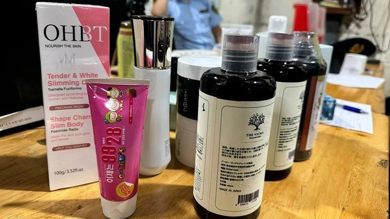 Một số loại mỹ phẩm không bảo đảm chất lượng bị lực lượng chức năng Thành phố Hà Nội thu giữ. (Ảnh: QUYỀN LƯU)