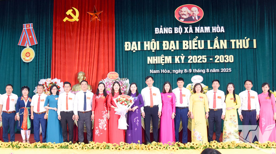 Ban Chấp hành Đảng bộ xã Nam Hòa nhiệm kỳ 2025-2030 ra mắt Đại hội.