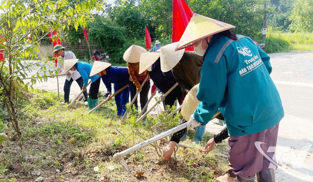 Phụ huynh tham gia vệ sinh khuôn viên trường học.