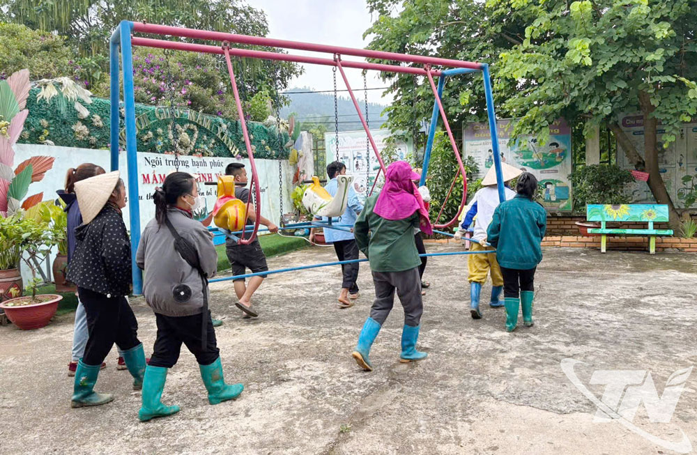 Tu sửa cơ sở vật chất để sẵn sàng cho năm học mới.