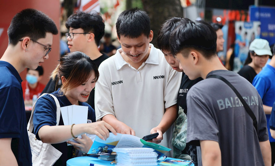 Khoảng 10.000 học sinh tham gia Ngày hội lựa chọn nguyện vọng xét tuyển năm 2025.