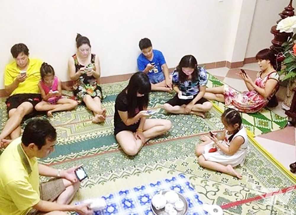 “Nghiện” smartphone đã khiến những người thân ngồi gần bên nhau, nhưng tình cảm xa cách. Ảnh minh họa.