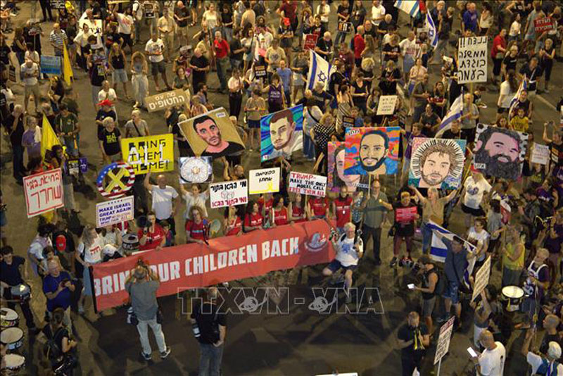 Người dân Israel biểu tình vào mối cuối tuần tại Tel Aviv để phản đối chiến tranh. Ảnh: Thanh Bình/PV TTXVN tại Tel Aviv