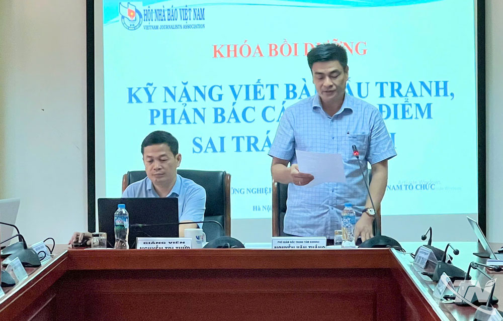 Ông Nguyễn Văn Thắng, Phó Giám đốc Trung tâm Bồi dưỡng nghiệp vụ báo chí, Hội Nhà báo Việt Nam phát biểu khai mạc khóa đào tạo.