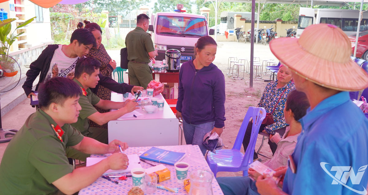 Tổ xung kích Công an tỉnh hỗ trợ người dân thực hiện các thủ tục hành chính tại xã Cao Minh