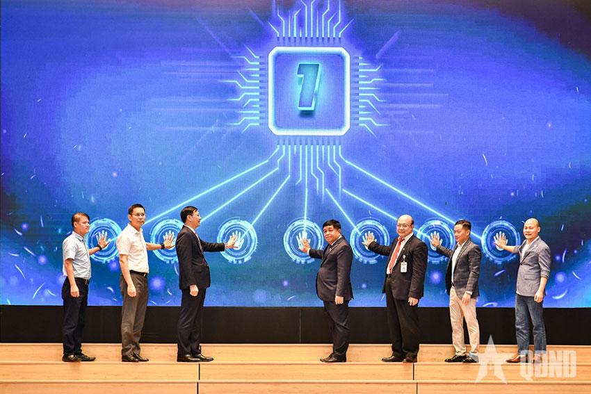 Phó thủ tướng Chính phủ Nguyễn Chí Dũng cùng các đại biểu thực hiện nghi thức công bố chương trình Học viện AI Việt Nam. 