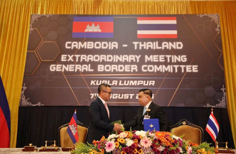 Phó thủ tướng kiêm Bộ trưởng Quốc phòng Campuchia Tea Seiha (trái) và quyền Bộ trưởng Quốc phòng Thái Lan Nattaphon Narkphanit tại Kuala Lumpur ngày 7-8 - Ảnh: Khaosod