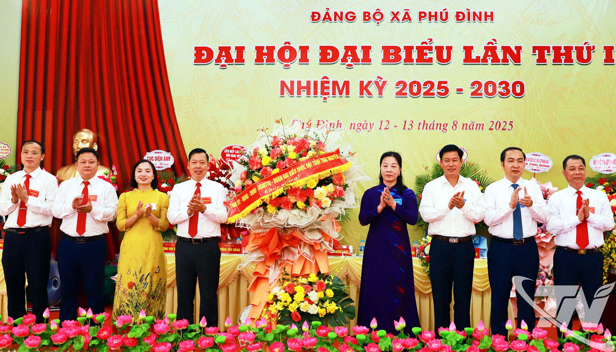 Đồng chí Nguyễn Thị Vũ Anh cùng các đại biểu tặng hoa chúc mừng Đại hội