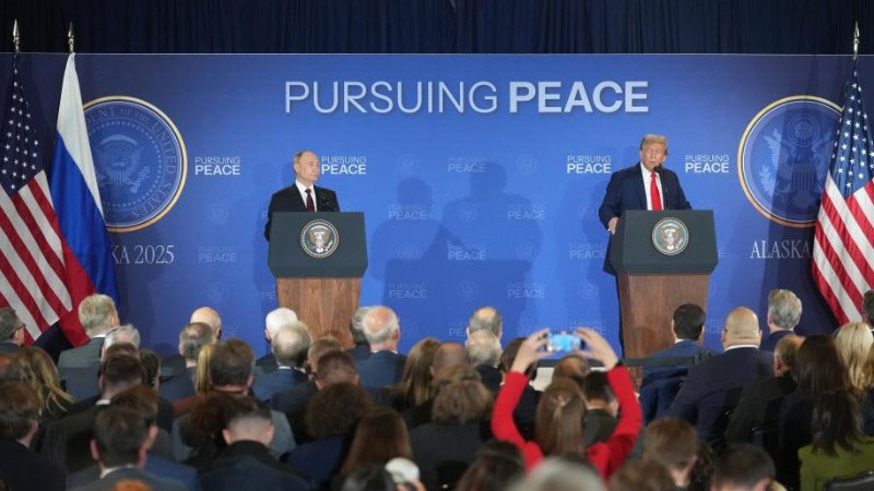 Tổng thống Mỹ Donald Trump và người đồng cấp Nga Vladimir Putin tại cuộc họp báo chung sau gần ba giờ họp kín. Ảnh: Tân Hoa Xã