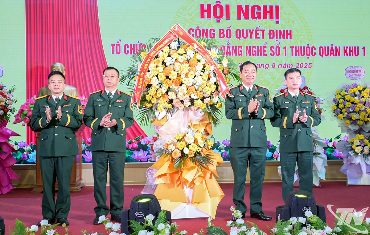 Thiếu tướng Trương Mạnh Dũng, Tư lệnh Quân khu 1 tặng hoa chúc mừng Trường Cao đẳng nghề số 1.