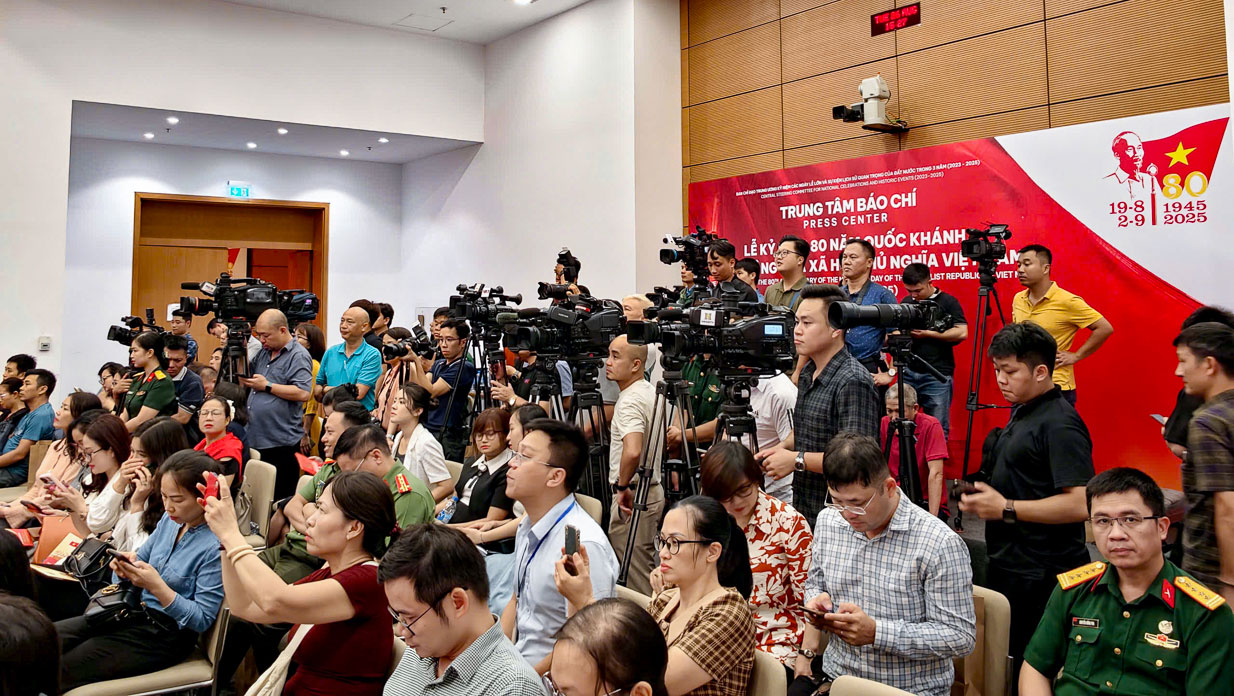 Các phóng viên tác nghiệp tại lễ khai trương.