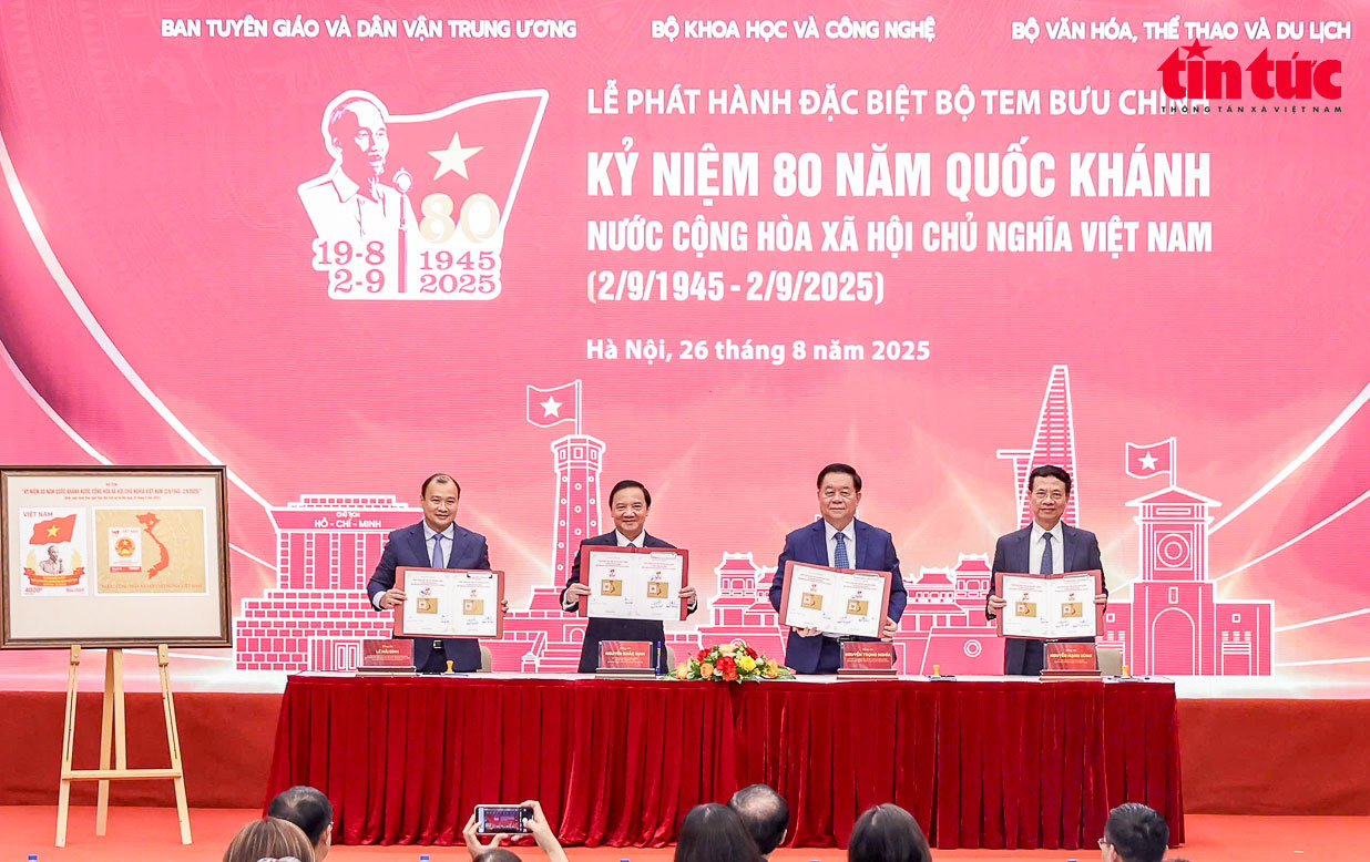 Các đại biểu thực hiện nghi thức ký bìa phát hành đặc biệt bộ tem và đóng dấu lưu niệm.