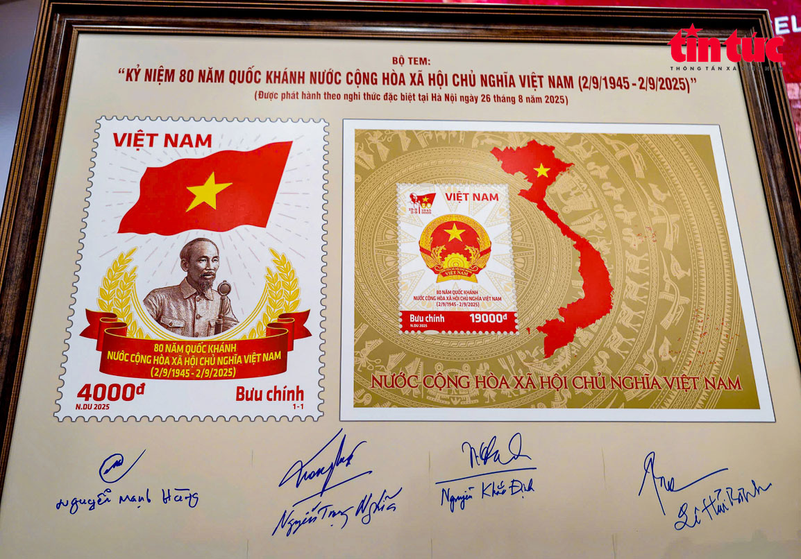Cận cảnh bộ tem bưu chính đặc biệt.
