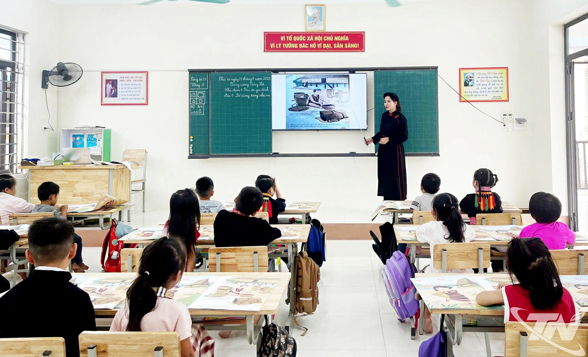 Lớp dạy tăng cường tiếng Việt cho trẻ em dân tộc thiểu số trước khi vào lớp 1 tại Trường Tiểu học xã Thần Sa. Ảnh: T.L