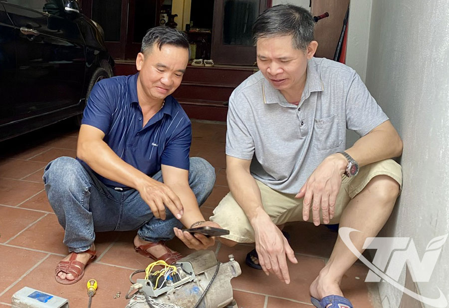 Gia đình anh Vũ Duy Đoan, tổ Hương Sơn 11, phường Gia Sàng bị hỏng động cơ cửa cuốn do ảnh hưởng của trận mưa kèm sấm sét tối 5-8.