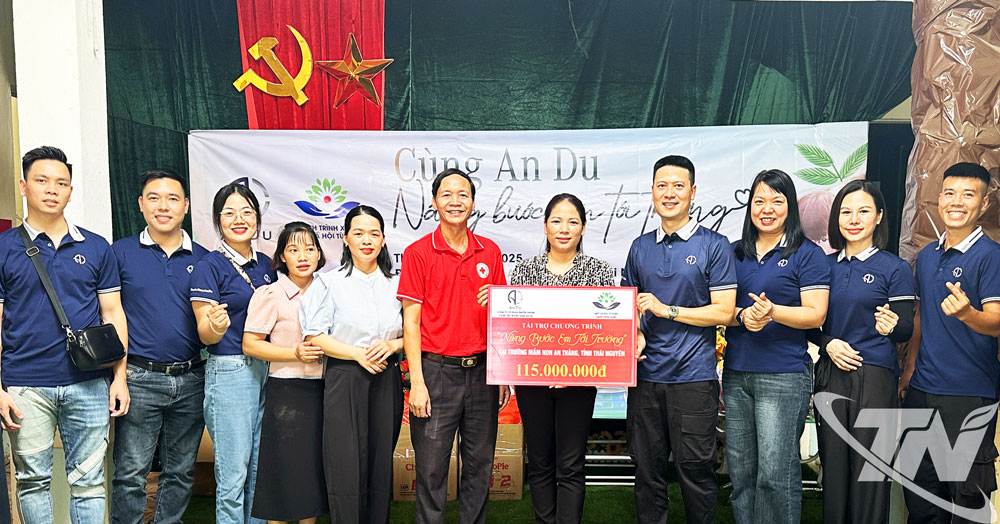 Lãnh đạo Hội Chữ thập đỏ tỉnh và các nhà tài trợ trao quà cho Trường Mầm non An Thắn