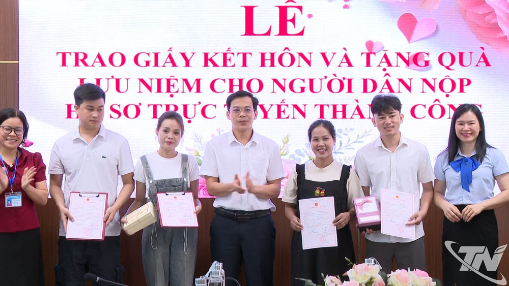 Các hộ gia đình được nhận quà sau khi đăng kí thành công