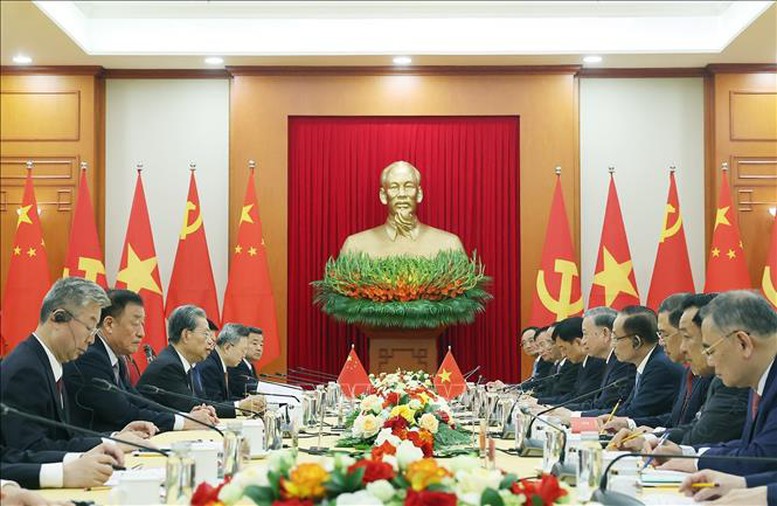 Tổng Bí thư đề nghị hai Đảng, hai nước tiếp tục củng cố tin cậy chính trị và phối hợp chiến lược, xây dựng quan hệ chính trị tin cậy, chân thành giữa ban lãnh đạo cao nhất hai Đảng, hai nước; nâng cao hiệu quả cơ chế hợp tác trên kênh Đảng, Chính phủ, Quốc hội, Mặt trận và trong các lĩnh vực trọng yếu... - Ảnh: TTXVN