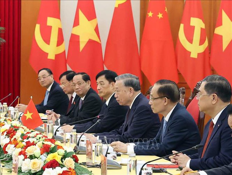 Tổng Bí thư cho rằng Việt Nam và Trung Quốc cần đoàn kết chặt chẽ, đồng hành vững bước đi lên chủ nghĩa xã hội; khẳng định Việt Nam luôn coi việc phát triển quan hệ với Trung Quốc là yêu cầu khách quan, lựa chọn chiến lược, ưu tiên hàng đầu trong tổng thể đường lối, chính sách đối ngoại độc lập, tự chủ, đa dạng hóa, đa phương hóa và chính sách quốc phòng 4 không - Ảnh: TTXVN