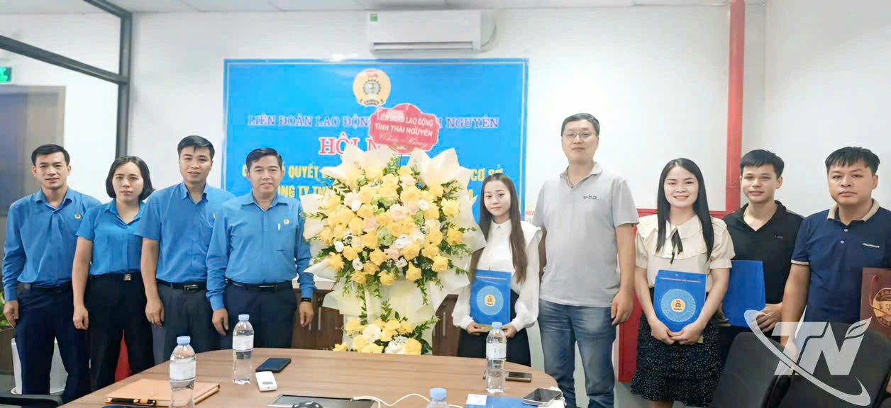 Lãnh đạo Liên đoàn Lao động tỉnh trao quyết định và tặng hoa chúc mừng Công đoàn Công ty TNHH cơ điện LIYANG Việt Nam.