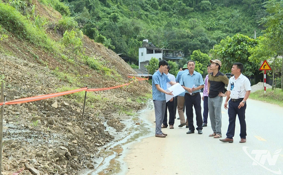 Lực lượng chức năng kiểm tra thực tế các điểm sạt lở tại khu vực phía Bắc tỉnh Thái Nguyên.