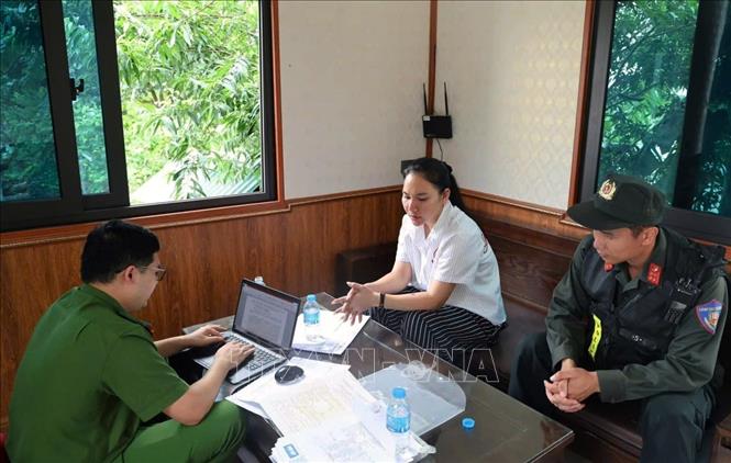 Cơ quan chức năng Công an tỉnh Phú Thọ làm việc với Vũ Thị Hường, Giám đốc Công ty TNHH MTV MQ Food. Ảnh: TTXVN phát