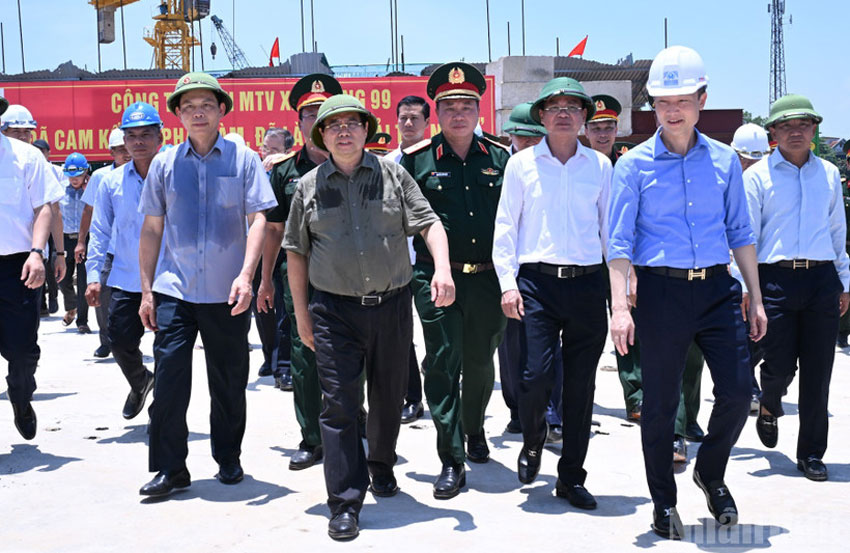 Thủ tướng Chính phủ Phạm Minh Chính thị sát công trường xây dựng cầu Phong Châu mới.