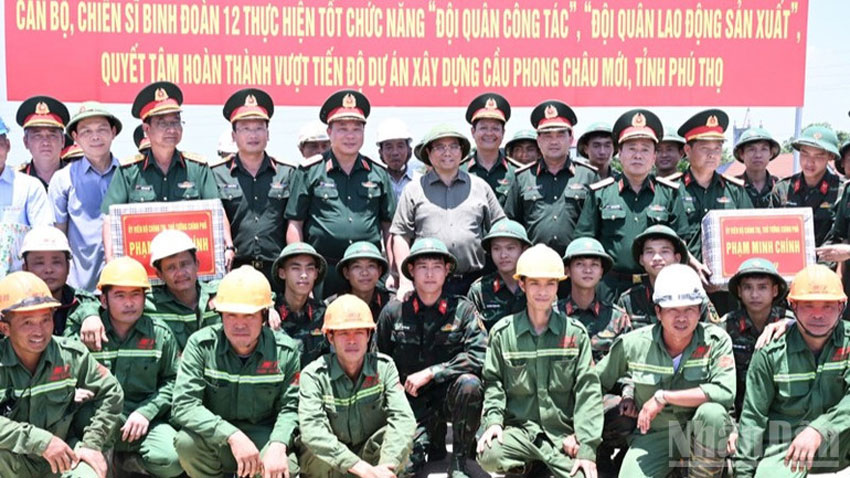 Thủ tướng Phạm Minh Chính tặng quà động viên các đơn vị tham gia thi công Dự án cầu Phong Châu.