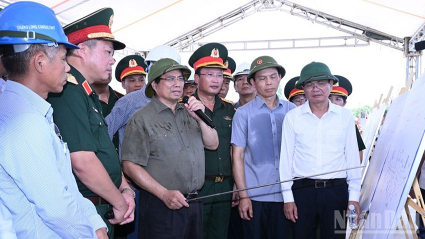 Thủ tướng Phạm Minh Chính cho ý kiến chỉ đạo về tiến độ xây dựng cầu Phong Châu (Ảnh: Trần Hải).