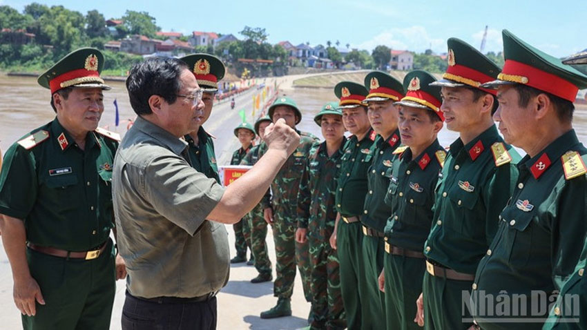 Thủ tướng Phạm Minh Chính biểu dương Lữ đoàn 249, Binh chủng Công binh đã ngày đêm bảo đảm vận hành, lưu thông an toàn trên cầu phao Phong Châu.