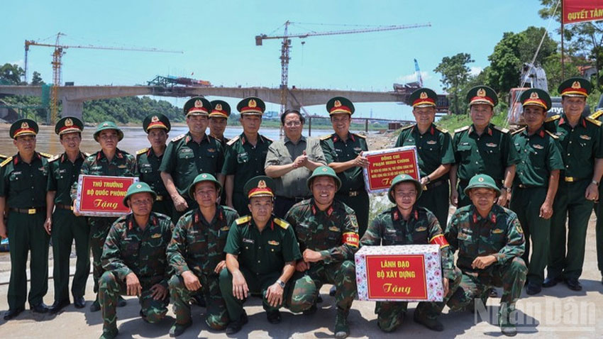 Thủ tướng Phạm Minh Chính tặng quà động viên cán bộ, chiến sĩ Lữ đoàn Công binh 249 đang vận hành cầu phao Phong Châu.