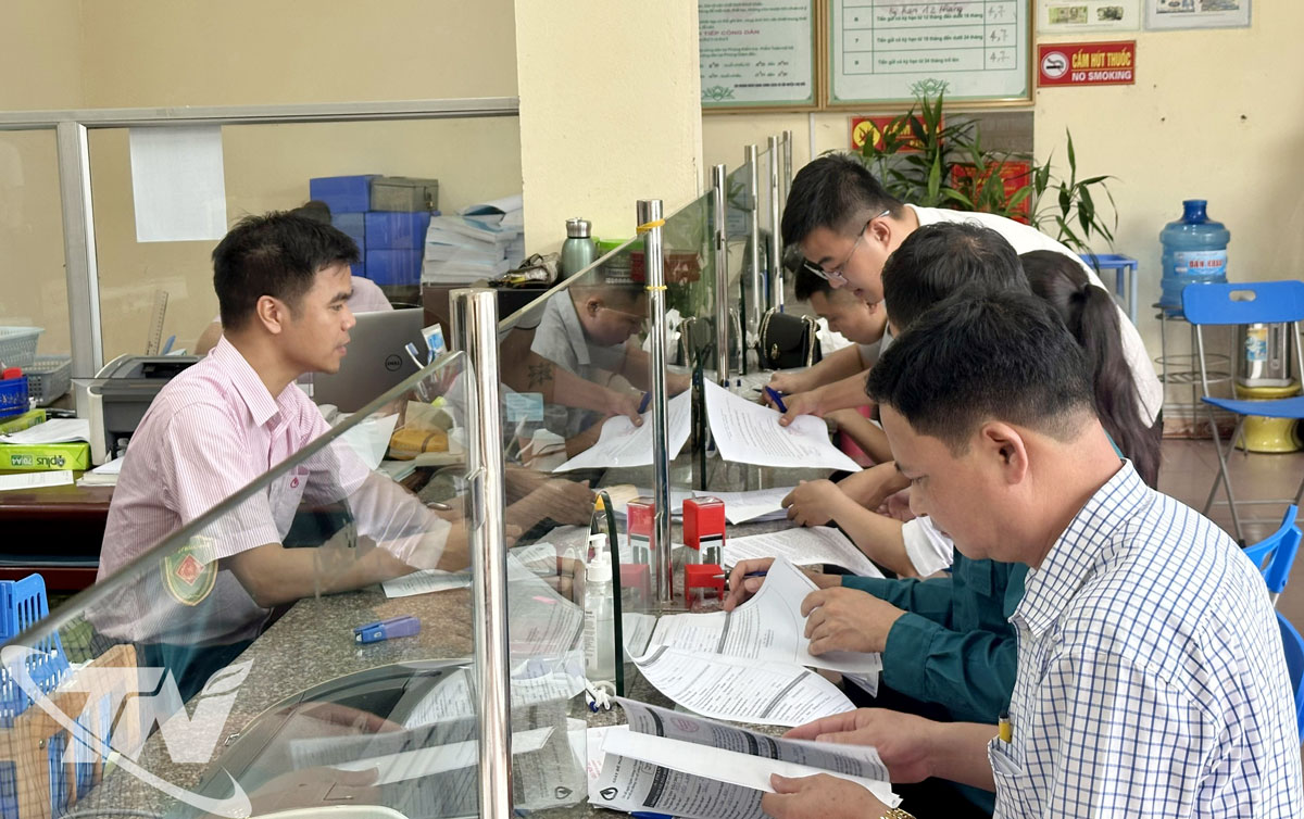 Khách hàng làm thủ tục vay vốn chính sách tại Phòng giao dịch NHCSXH Chợ Mới