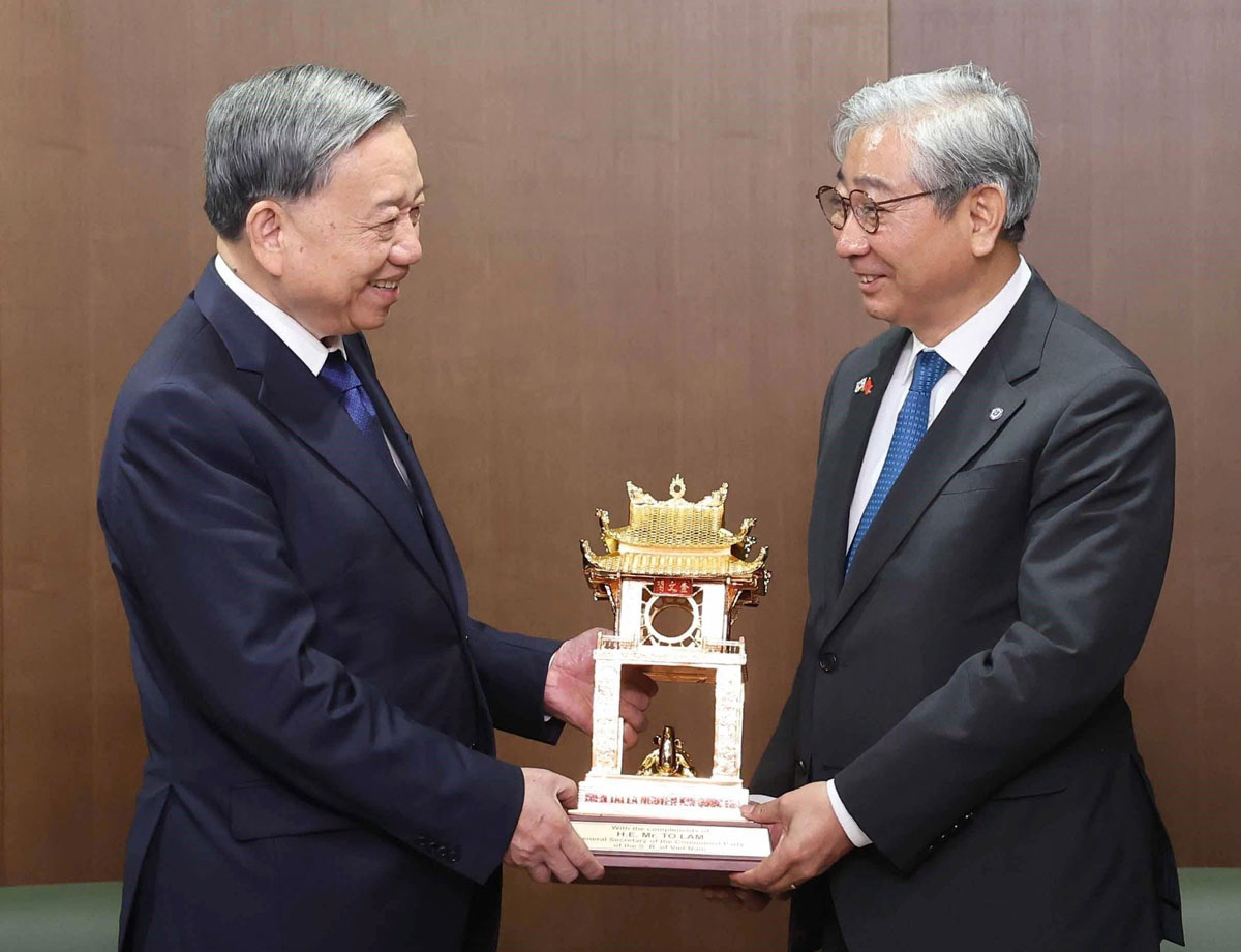 Tổng Bí thư Tô Lâm tặng quà lưu niệm cho Trường Đại học Yonsei. Ảnh: Thống Nhất-TTXVN