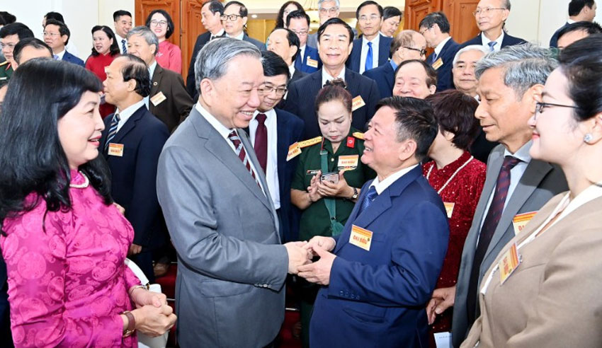 Tổng Bí thư Tô Lâm nói chuyện thân mật với các đại biểu trí thức, nhà khoa học, văn nghệ sĩ. (Ảnh: ĐĂNG KHOA