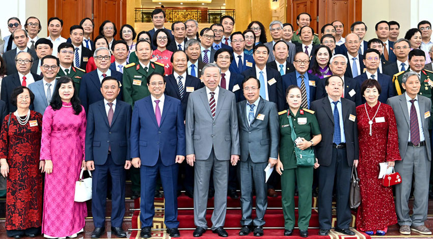 Tổng Bí thư Tô Lâm, Thủ tướng Chính phủ Phạm Minh Chính và các đồng chí lãnh đạo Đảng, Nhà nước với các đại biểu trí thức, nhà khoa học, văn nghệ sĩ. (Ảnh: ĐĂNG KHOA)