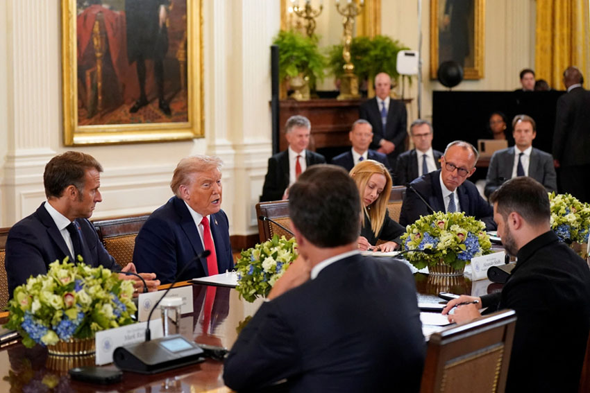  Tổng thống Mỹ Donald Trump họp cùng các lãnh đạo châu Âu. Ảnh: Reuters