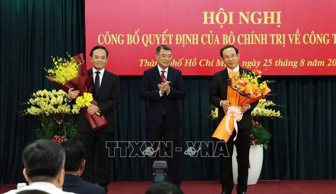 Ủy viên Bộ Chính trị, Bí thư Trung ương Đảng, Trưởng Ban Tổ chức Trung ương Lê Minh Hưng chúc mừng đồng chí Nguyễn Văn Nên và đồng chí Trần Lưu Quang.