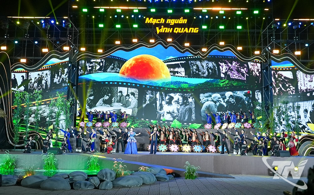 Nhiều tiết mục ca múa trong Chương trình tái hiện lịch sử đem đến cho người xem nhiều cảm xúc.