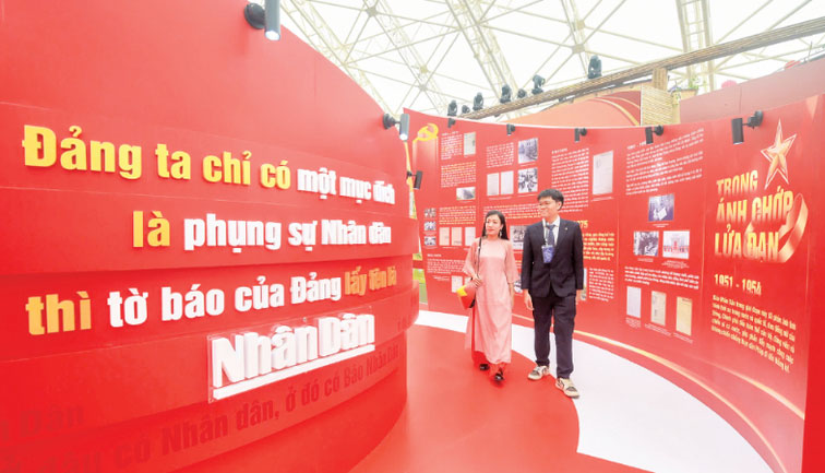 Khách tham quan gian trưng bày của Báo Nhân Dân tại triển lãm.